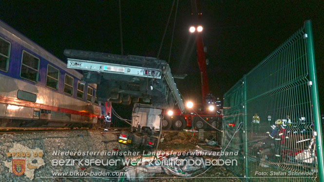 20240208 Sattelzug kollidiert mit Aspangbahn bei Traiskirchen   Foto: Stefan Schneider BFKDO BADEN