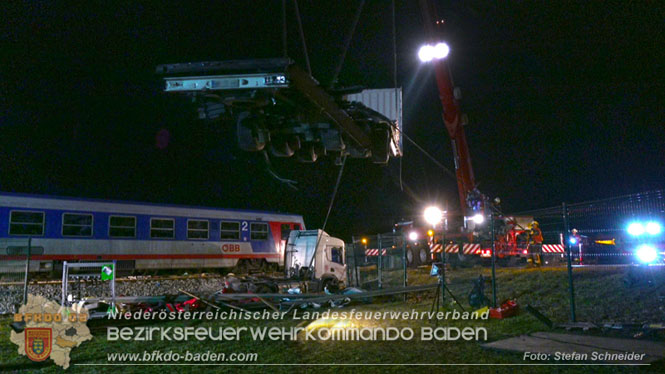 20240208 Sattelzug kollidiert mit Aspangbahn bei Traiskirchen   Foto: Stefan Schneider BFKDO BADEN