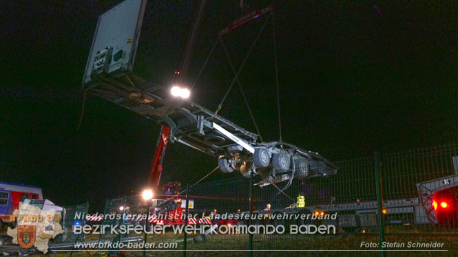 20240208 Sattelzug kollidiert mit Aspangbahn bei Traiskirchen   Foto: Stefan Schneider BFKDO BADEN