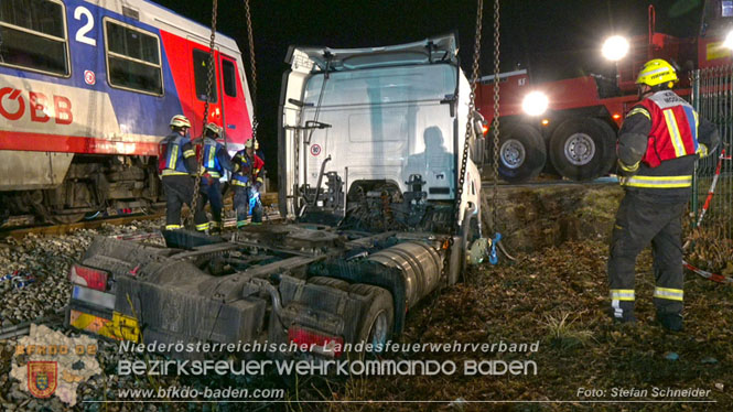 20240208 Sattelzug kollidiert mit Aspangbahn bei Traiskirchen   Foto: Stefan Schneider BFKDO BADEN