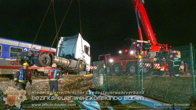 20240208 Sattelzug kollidiert mit Aspangbahn bei Traiskirchen   Foto: Stefan Schneider BFKDO BADEN