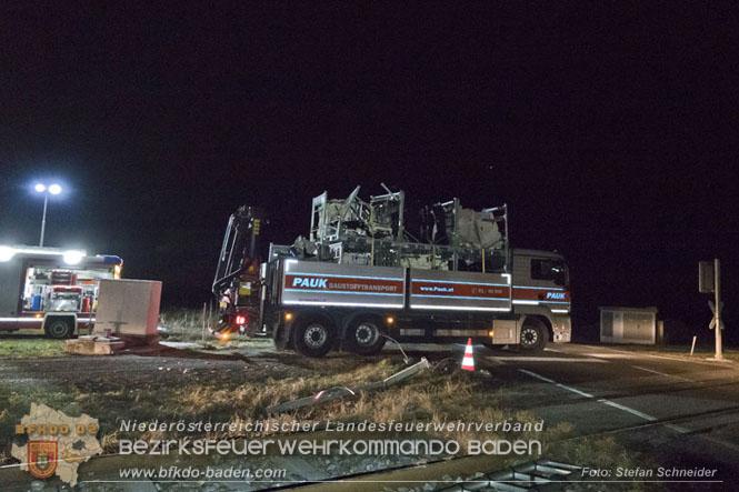 20240208 Sattelzug kollidiert mit Aspangbahn bei Traiskirchen   Foto: Stefan Schneider BFKDO BADEN