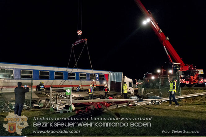 20240208 Sattelzug kollidiert mit Aspangbahn bei Traiskirchen   Foto: Stefan Schneider BFKDO BADEN