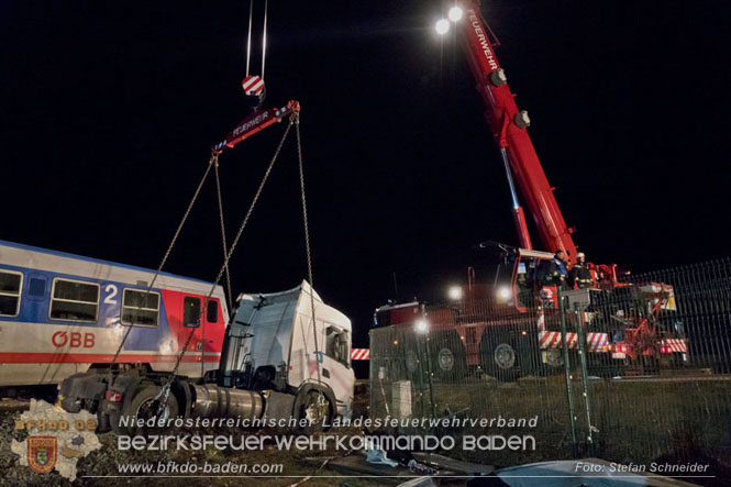 20240208 Sattelzug kollidiert mit Aspangbahn bei Traiskirchen   Foto: Stefan Schneider BFKDO BADEN