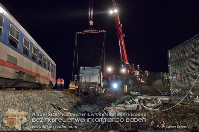 20240208 Sattelzug kollidiert mit Aspangbahn bei Traiskirchen   Foto: Stefan Schneider BFKDO BADEN