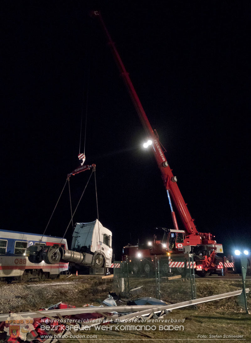 20240208 Sattelzug kollidiert mit Aspangbahn bei Traiskirchen   Foto: Stefan Schneider BFKDO BADEN
