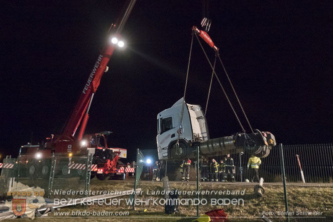 20240208 Sattelzug kollidiert mit Aspangbahn bei Traiskirchen   Foto: Stefan Schneider BFKDO BADEN