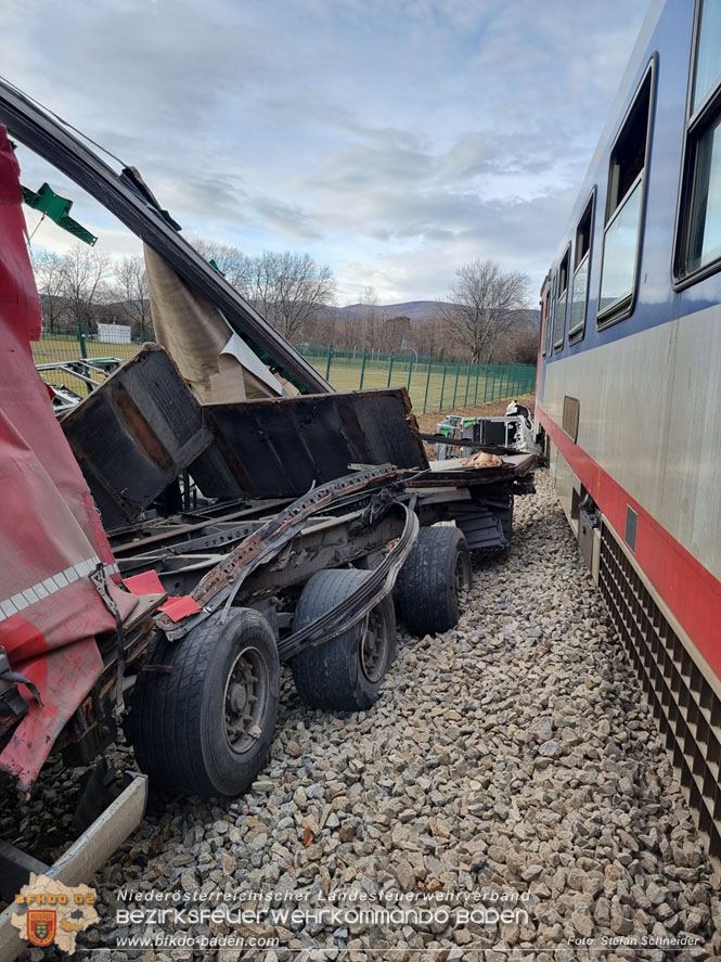 20240208 Sattelzug kollidiert mit Aspangbahn bei Traiskirchen   Foto: Stefan Schneider BFKDO BADEN