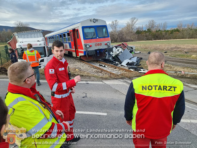 20240208 Sattelzug kollidiert mit Aspangbahn bei Traiskirchen   Foto: Stefan Schneider BFKDO BADEN