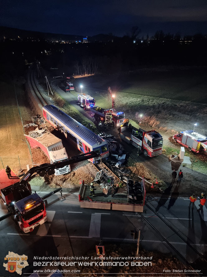 20240208 Sattelzug kollidiert mit Aspangbahn bei Traiskirchen   Foto: Stefan Schneider BFKDO BADEN