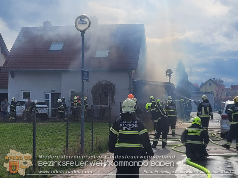 20240310 Brand eines Carports und Elektrofahrzeug in Traiskirchen mit weiteren Herausforderungen  Foto: FF Traiskirchen-Stadt
