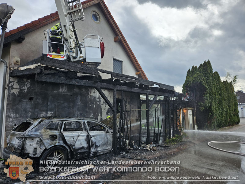 20240310 Brand eines Carports und Elektrofahrzeug in Traiskirchen mit weiteren Herausforderungen  Foto: FF Traiskirchen-Stadt