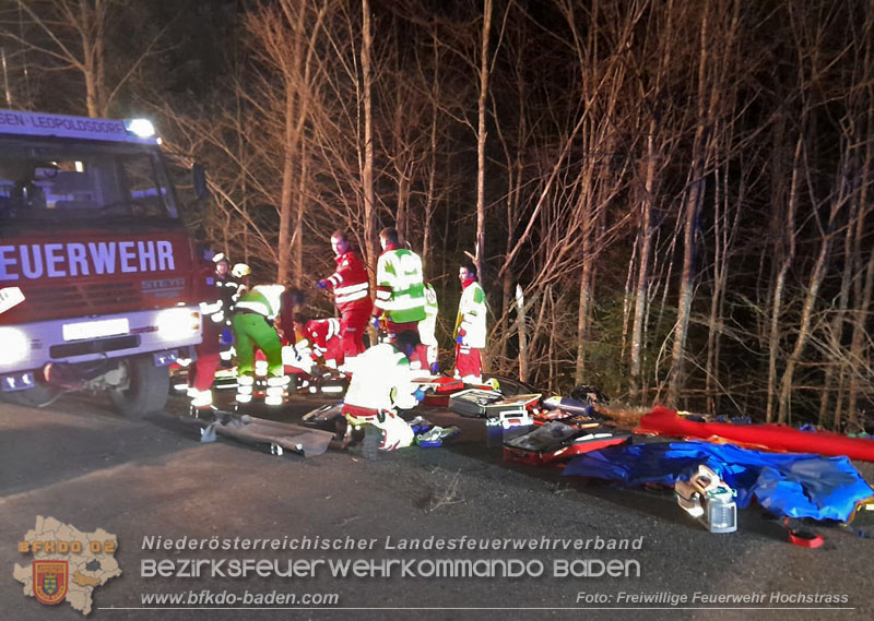 20240310 Bezirksbergreifender Einsatz bei schwerem Verkehrsunfall auf der L2111 Klausen-Leopoldsdorf und Pressbaum  Foto: FF Hochstrass