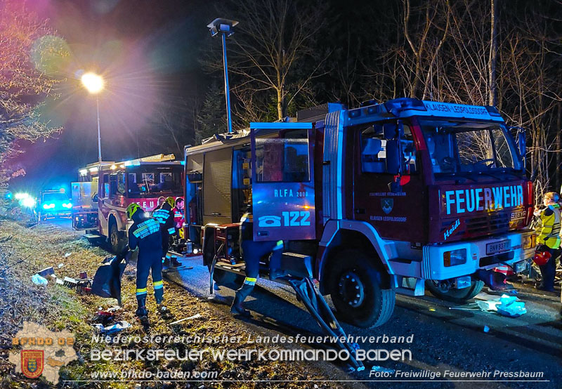 20240310 Bezirksbergreifender Einsatz bei schwerem Verkehrsunfall auf der L2111 Klausen-Leopoldsdorf und Pressbaum  Foto: FF Pressbaum