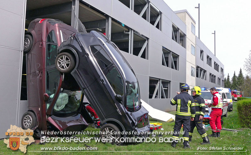 20240321 Zwei Pkw strzen aus Parkdeck in Baden  Foto: Stefan Schneider BFKDO BADEN