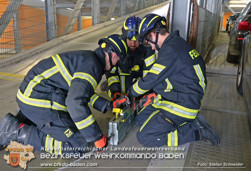 20240321 Zwei Pkw strzen aus Parkdeck in Baden  Foto: Stefan Schneider BFKDO BADEN