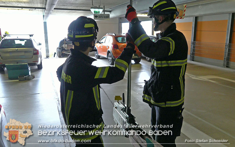 20240321 Zwei Pkw strzen aus Parkdeck in Baden  Foto: Stefan Schneider BFKDO BADEN