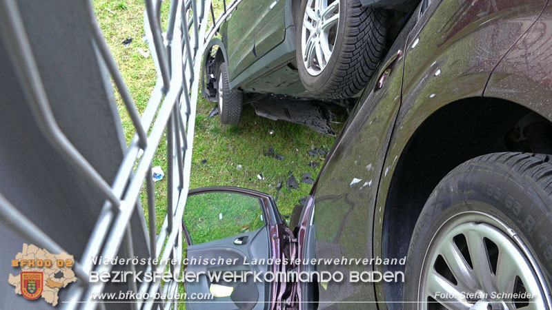 20240321 Zwei Pkw strzen aus Parkdeck in Baden  Foto: Stefan Schneider BFKDO BADEN