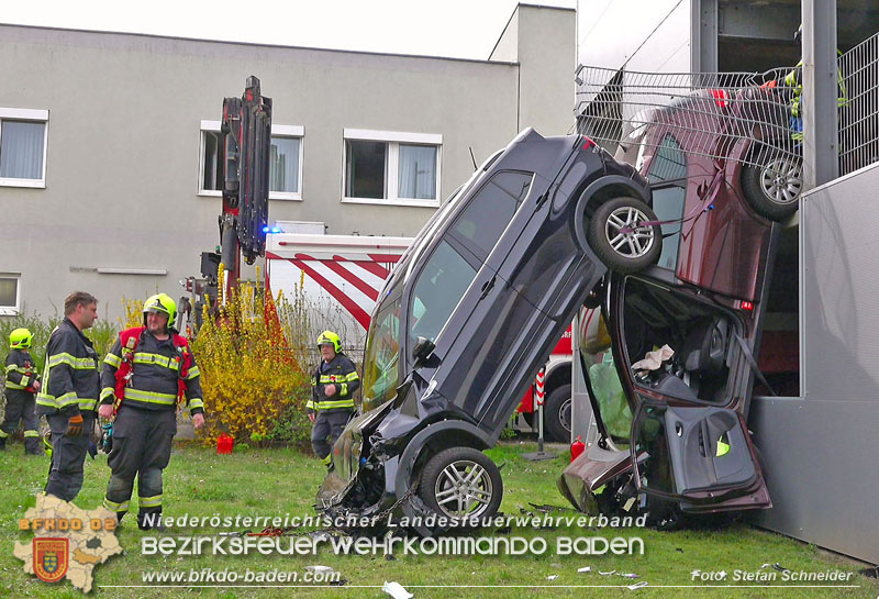 20240321 Zwei Pkw strzen aus Parkdeck in Baden Foto: Stefan Schneider BFKDO BADEN