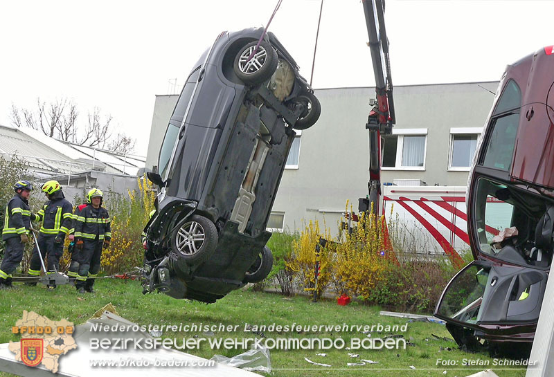 20240321 Zwei Pkw strzen aus Parkdeck in Baden Foto: Stefan Schneider BFKDO BADEN