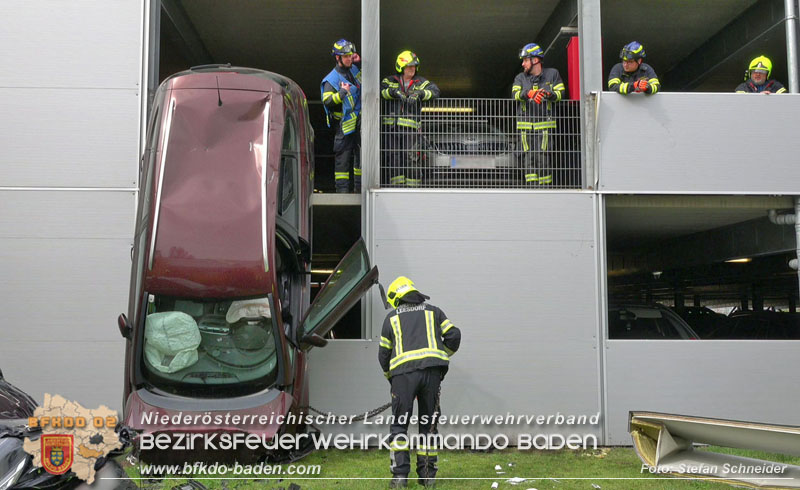 20240321 Zwei Pkw stürzen aus Parkdeck in Baden Foto: Stefan Schneider BFKDO BADEN 20240321 Zwei Pkw stürzen aus Parkdeck in Baden Foto: Stefan Schneider BFKDO BADEN