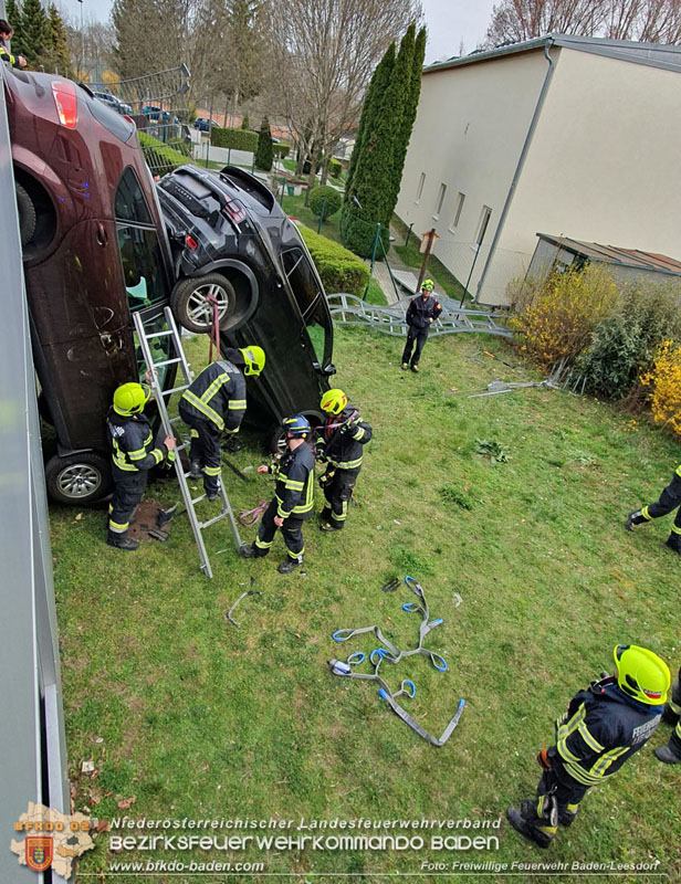 20240321 Zwei Pkw strzen aus Parkdeck in Baden Foto: Stefan Wagner / Freiwillige Feuerwehr Baden-Leesdorf