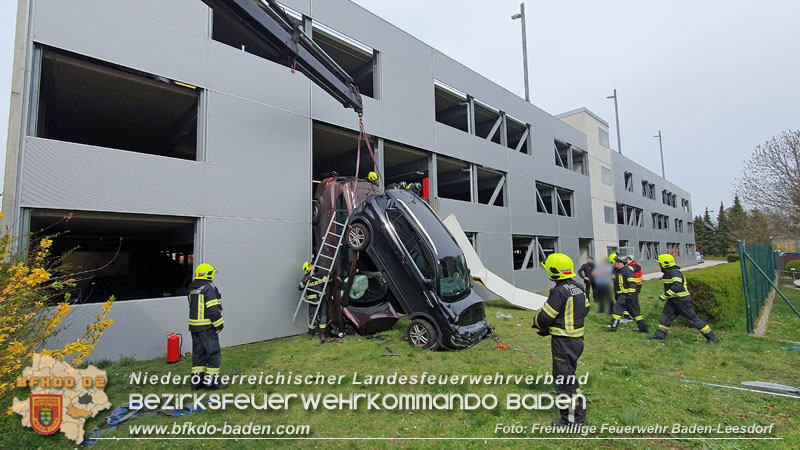 20240321 Zwei Pkw strzen aus Parkdeck in Baden Foto: Stefan Wagner / Freiwillige Feuerwehr Baden-Leesdorf