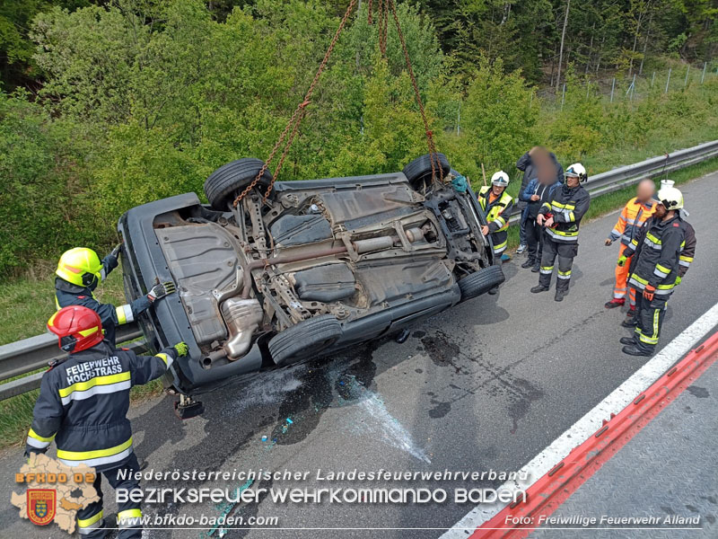 20240419 Alarmierte Menschenrettung nach Fahrzeugberschlag auf der A21 bei Hochstrass  Foto: Freiwillige Feuerwehr Alland