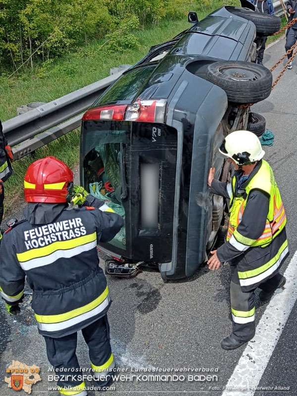 20240419 Alarmierte Menschenrettung nach Fahrzeugberschlag auf der A21 bei Hochstrass  Foto: Freiwillige Feuerwehr Alland
