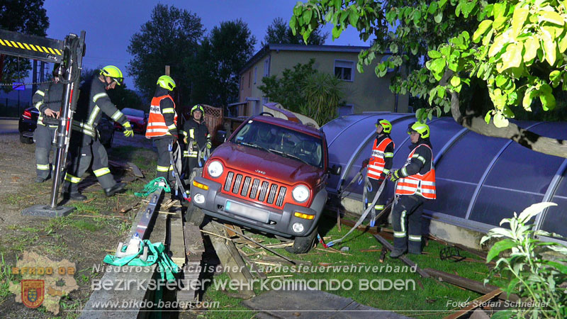 20240420_Allradfahrzeug durchbricht in Tribuswinkel einen Gartenzaun Foto: Stefan Schneider BFKDO BADEN