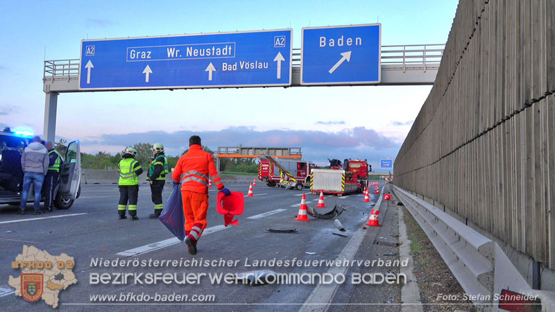 20240421 Pkw prallt auf der A2 gegen Betonleitwand und Absicherungsanhnger   Foto: Stefan Schneider BFKDO BADEN