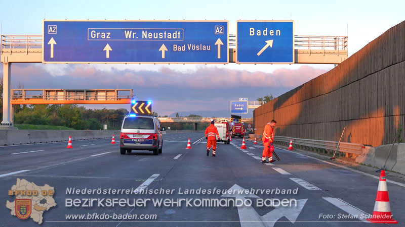 20240421 Pkw prallt auf der A2 gegen Betonleitwand und Absicherungsanhnger   Foto: Stefan Schneider BFKDO BADEN