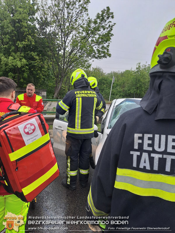 20240423_Pkw prallt gegen Lkw - Personenrettung auf der L157  Foto: Freiwillige Feuerwehr Oberwaltersdorf