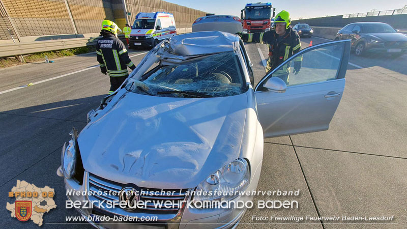 20240426_Pkw prallt auf der A2 gegen LKW  Foto: Stefan Wagner / Freiwillige Feuerwehr Baden-Leesdorf