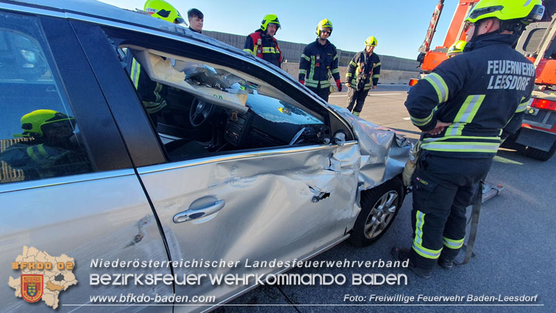 20240426_Pkw prallt auf der A2 gegen LKW  Foto: Stefan Wagner / Freiwillige Feuerwehr Baden-Leesdorf