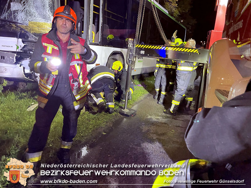 20240605_Personenrettung nach Verkehrsunfall auf der B17 in Günselsdorf - Pkw gegen Omnibus Foto: Freiwillige Feuerwehr Günselsdorf 20240605_Personenrettung nach Verkehrsunfall auf der B17 in Günselsdorf - Pkw gegen Omnibus Foto: Freiwillige Feuerwehr Günselsdorf
