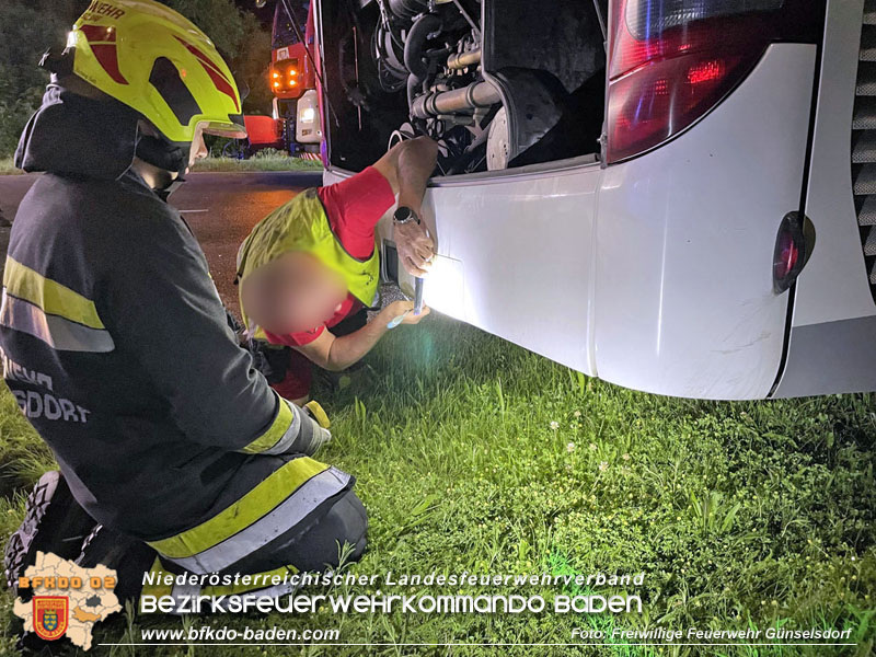 20240605_Personenrettung nach Verkehrsunfall auf der B17 in Günselsdorf - Pkw gegen Omnibus Foto: Freiwillige Feuerwehr Günselsdorf 20240605_Personenrettung nach Verkehrsunfall auf der B17 in Günselsdorf - Pkw gegen Omnibus Foto: Freiwillige Feuerwehr Günselsdorf