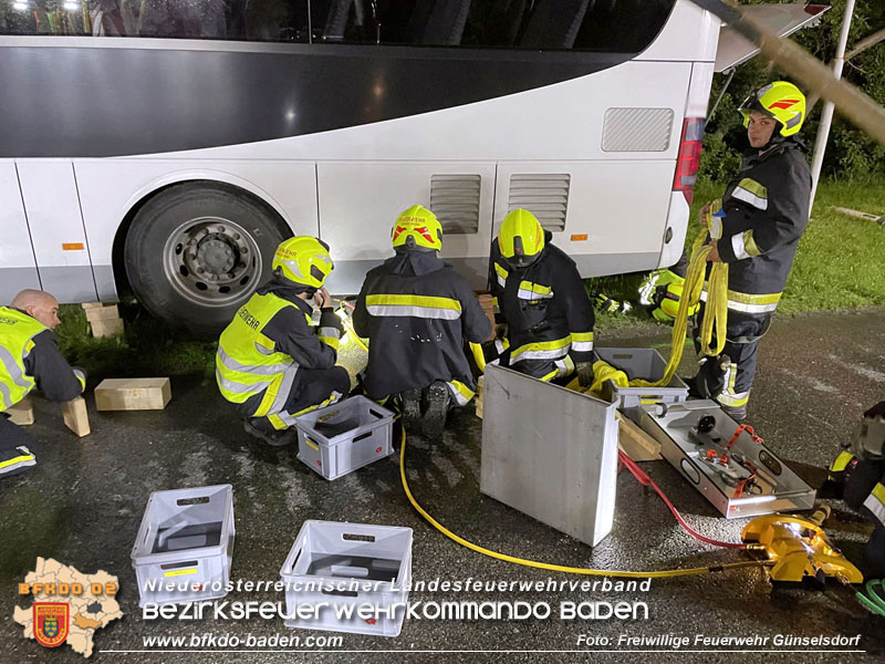 20240605_Personenrettung nach Verkehrsunfall auf der B17 in Günselsdorf - Pkw gegen Omnibus Foto: Freiwillige Feuerwehr Günselsdorf 20240605_Personenrettung nach Verkehrsunfall auf der B17 in Günselsdorf - Pkw gegen Omnibus Foto: Freiwillige Feuerwehr Günselsdorf