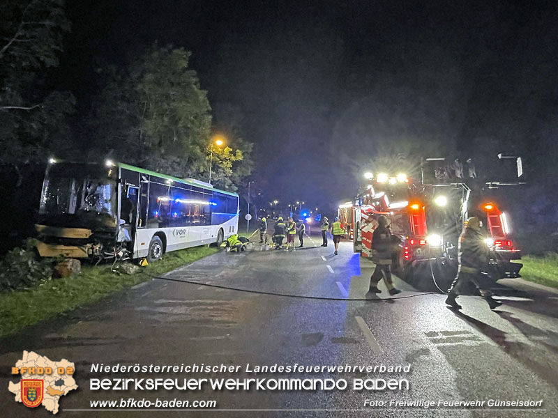 20240605_Personenrettung nach Verkehrsunfall auf der B17 in Günselsdorf - Pkw gegen Omnibus Foto: Freiwillige Feuerwehr Günselsdorf 20240605_Personenrettung nach Verkehrsunfall auf der B17 in Günselsdorf - Pkw gegen Omnibus Foto: Freiwillige Feuerwehr Günselsdorf