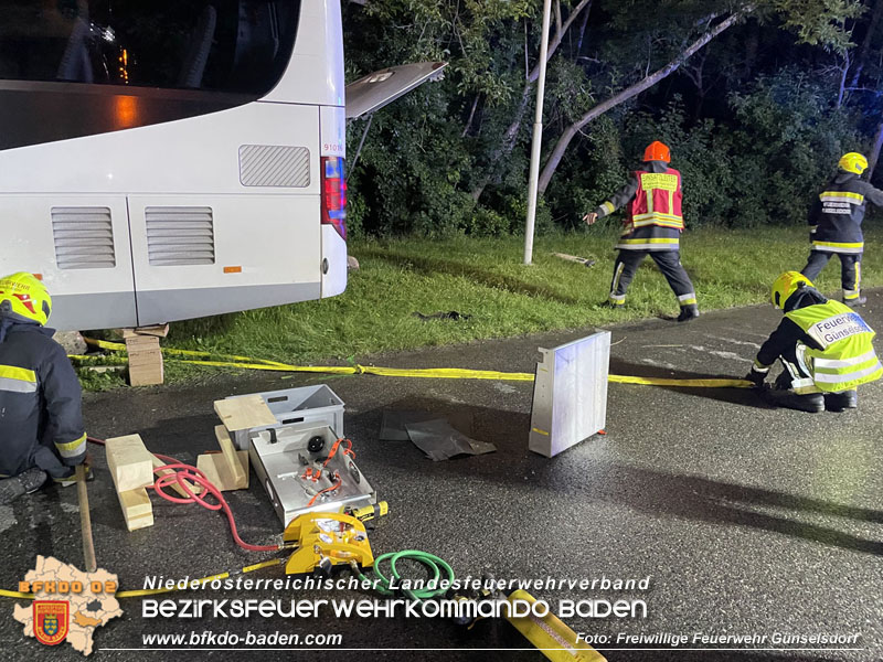 20240605_Personenrettung nach Verkehrsunfall auf der B17 in Günselsdorf - Pkw gegen Omnibus Foto: Freiwillige Feuerwehr Günselsdorf 20240605_Personenrettung nach Verkehrsunfall auf der B17 in Günselsdorf - Pkw gegen Omnibus Foto: Freiwillige Feuerwehr Günselsdorf