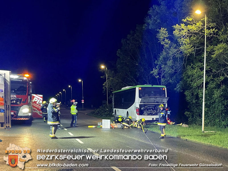 20240605_Personenrettung nach Verkehrsunfall auf der B17 in Günselsdorf - Pkw gegen Omnibus Foto: Freiwillige Feuerwehr Günselsdorf 20240605_Personenrettung nach Verkehrsunfall auf der B17 in Günselsdorf - Pkw gegen Omnibus Foto: Freiwillige Feuerwehr Günselsdorf