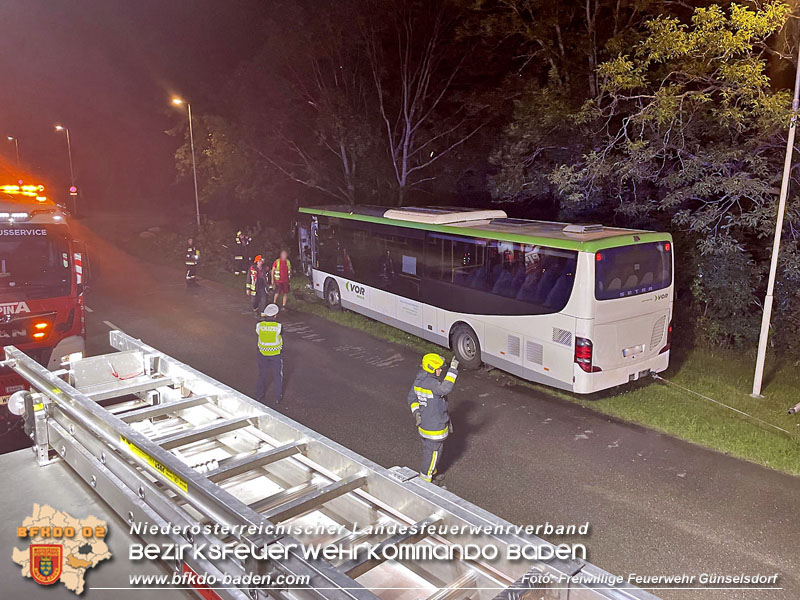 20240605_Personenrettung nach Verkehrsunfall auf der B17 in Günselsdorf - Pkw gegen Omnibus Foto: Freiwillige Feuerwehr Günselsdorf 20240605_Personenrettung nach Verkehrsunfall auf der B17 in Günselsdorf - Pkw gegen Omnibus Foto: Freiwillige Feuerwehr Günselsdorf