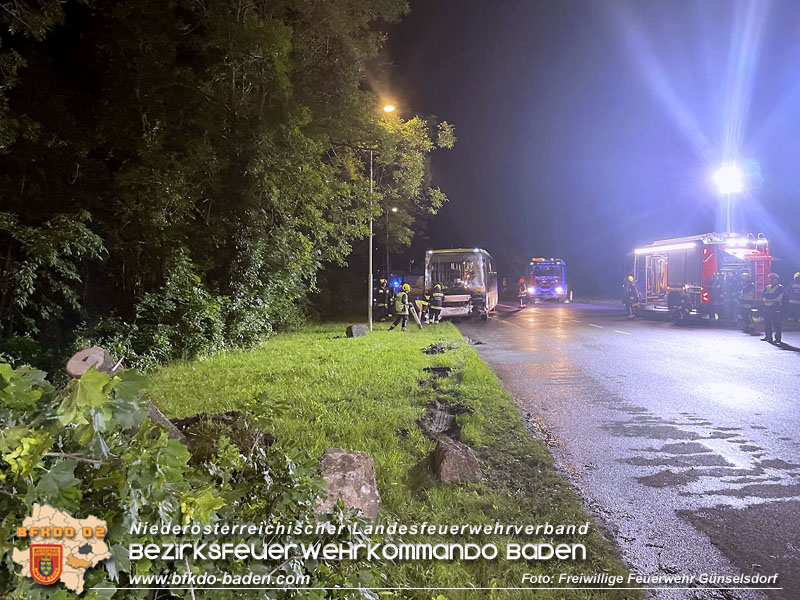20240605_Personenrettung nach Verkehrsunfall auf der B17 in Günselsdorf - Pkw gegen Omnibus Foto: Freiwillige Feuerwehr Günselsdorf 20240605_Personenrettung nach Verkehrsunfall auf der B17 in Günselsdorf - Pkw gegen Omnibus Foto: Freiwillige Feuerwehr Günselsdorf