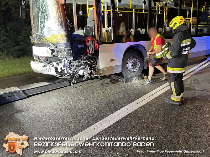 20240605_Personenrettung nach Verkehrsunfall auf der B17 in Günselsdorf - Pkw gegen Omnibus Foto: Freiwillige Feuerwehr Günselsdorf 20240605_Personenrettung nach Verkehrsunfall auf der B17 in Günselsdorf - Pkw gegen Omnibus Foto: Freiwillige Feuerwehr Günselsdorf
