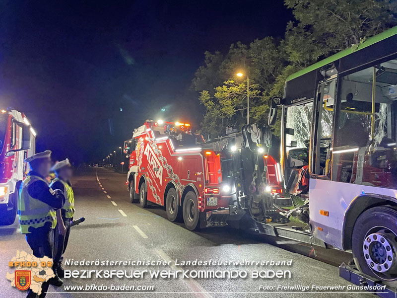 20240605_Personenrettung nach Verkehrsunfall auf der B17 in Günselsdorf - Pkw gegen Omnibus Foto: Freiwillige Feuerwehr Günselsdorf 20240605_Personenrettung nach Verkehrsunfall auf der B17 in Günselsdorf - Pkw gegen Omnibus Foto: Freiwillige Feuerwehr Günselsdorf