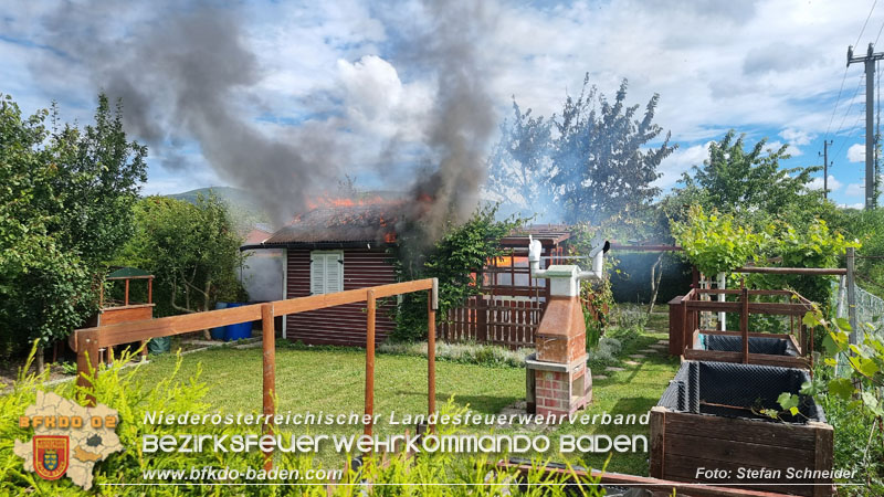 20240616 Vollbrand einer Gartenhütte in Kleingartensiedlung in Baden Foto: Stefan Schneider BFKDO BADEN 20240616 Vollbrand einer Gartenhütte in Kleingartensiedlung in Baden Foto: Stefan Schneider BFKDO BADEN
