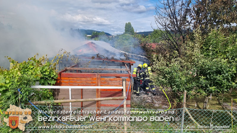 20240616 Vollbrand einer Gartenhütte in Kleingartensiedlung in Baden Foto: Stefan Schneider BFKDO BADEN 20240616 Vollbrand einer Gartenhütte in Kleingartensiedlung in Baden Foto: Stefan Schneider BFKDO BADEN