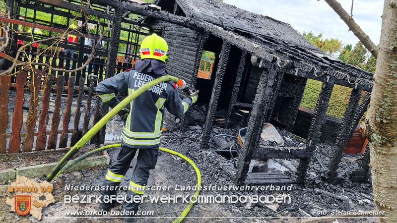 20240616 Vollbrand einer Gartenhütte in Kleingartensiedlung in Baden Foto: Stefan Schneider BFKDO BADEN 20240616 Vollbrand einer Gartenhütte in Kleingartensiedlung in Baden Foto: Stefan Schneider BFKDO BADEN