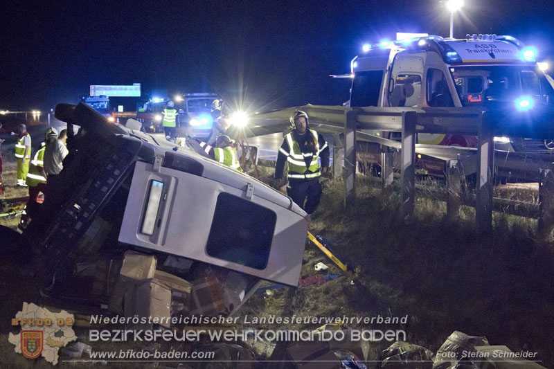 20240908_Kleinbus verunfallt auf der A2 bei Traiskirchen - acht Verletzte und ein Todesopfer Foto: Stefan Schneider BFKDO BADEN 20240908_Kleinbus verunfallt auf der A2 bei Traiskirchen - acht Verletzte und ein Todesopfer Foto: Stefan Schneider BFKDO BADEN