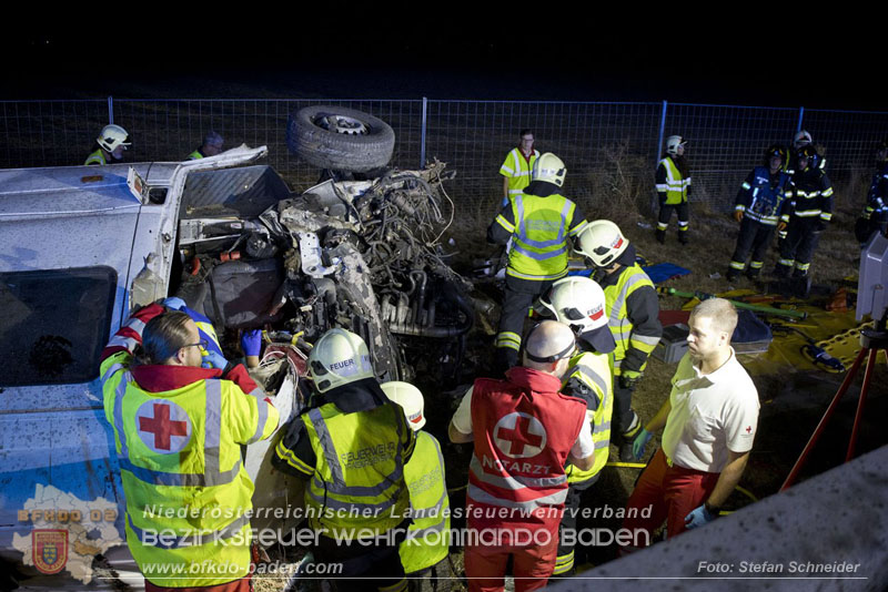 20240908_Kleinbus verunfallt auf der A2 bei Traiskirchen - acht Verletzte und ein Todesopfer Foto: Stefan Schneider BFKDO BADEN 20240908_Kleinbus verunfallt auf der A2 bei Traiskirchen - acht Verletzte und ein Todesopfer Foto: Stefan Schneider BFKDO BADEN